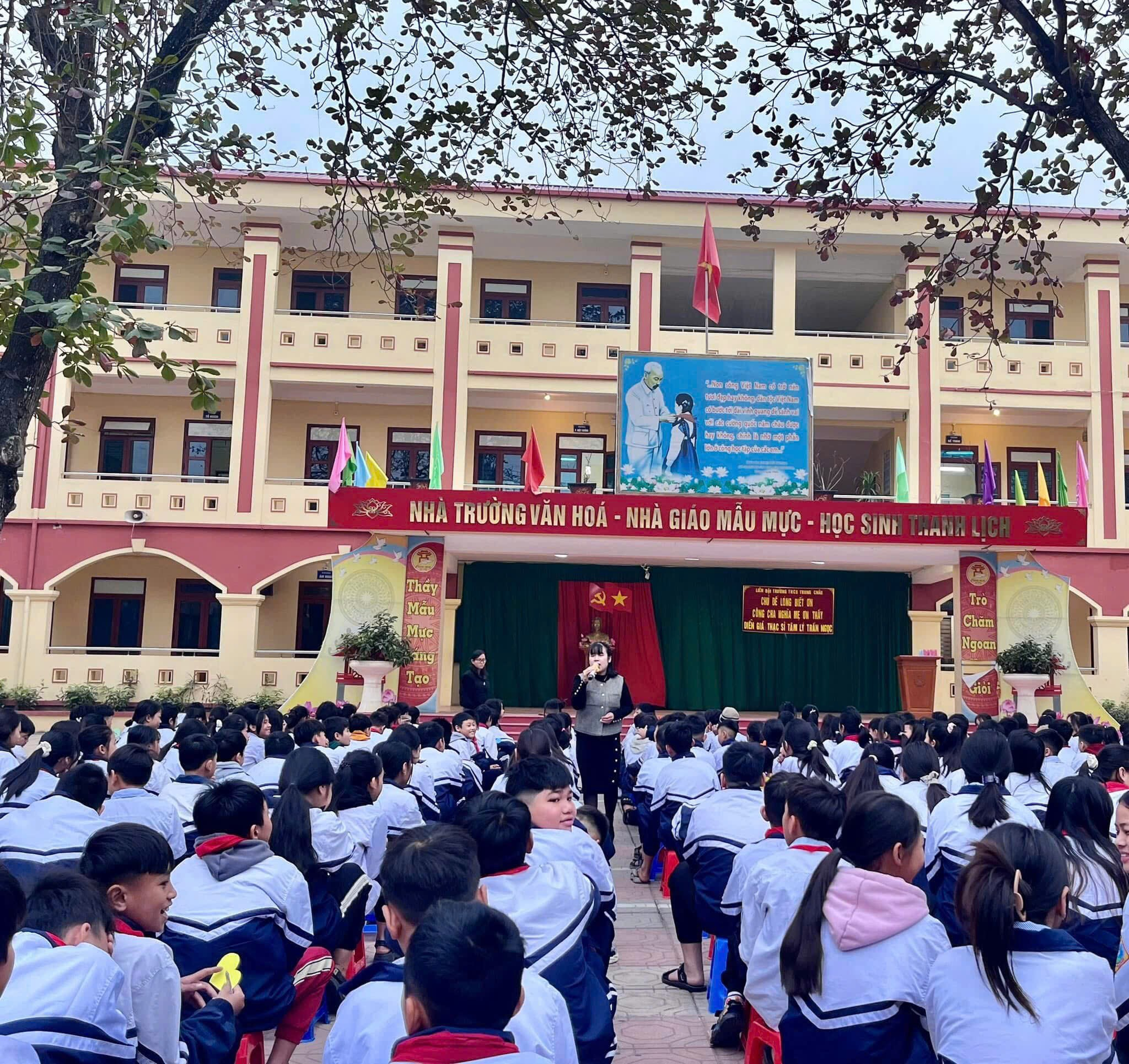 Trường THCS Trung Châu tổ chức nói chuyện chuyên đề: Lòng biết ơn “Công cha- Nghĩa mẹ- Ơn thầy” cho học sinh toàn trường.- Ảnh 1.