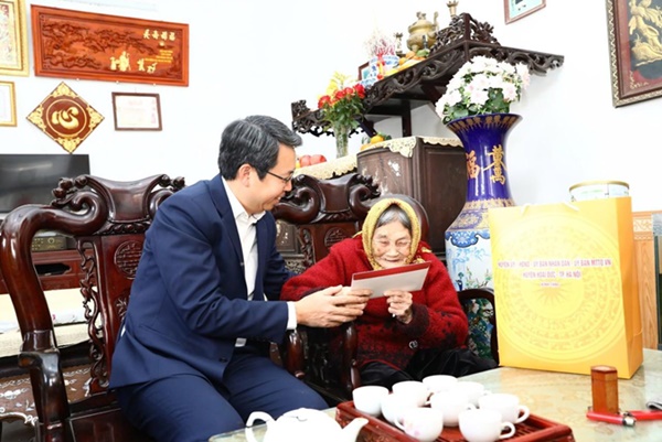 Chủ tịch UBND huyện Hoài Đức Nguyễn Hoàng Trường thăm, tặng quà đối tượng chính sách tiêu biểu tại xã Song Phương nhân dịp Tết Nguyên đán Ất tỵ 2025- Ảnh 1.