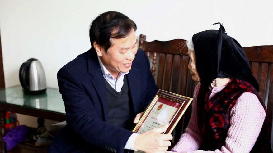 Đồng chí Nguyễn Đăng Sơn – Uỷ viên BTV Huyện uỷ, Trưởng ban Tổ chức Huyện uỷ thăm, tặng quà, chúc tết người có công, các cụ tròn 100 tuổi trên địa bàn xã Kim Chung, Di Trạch- Ảnh 1.