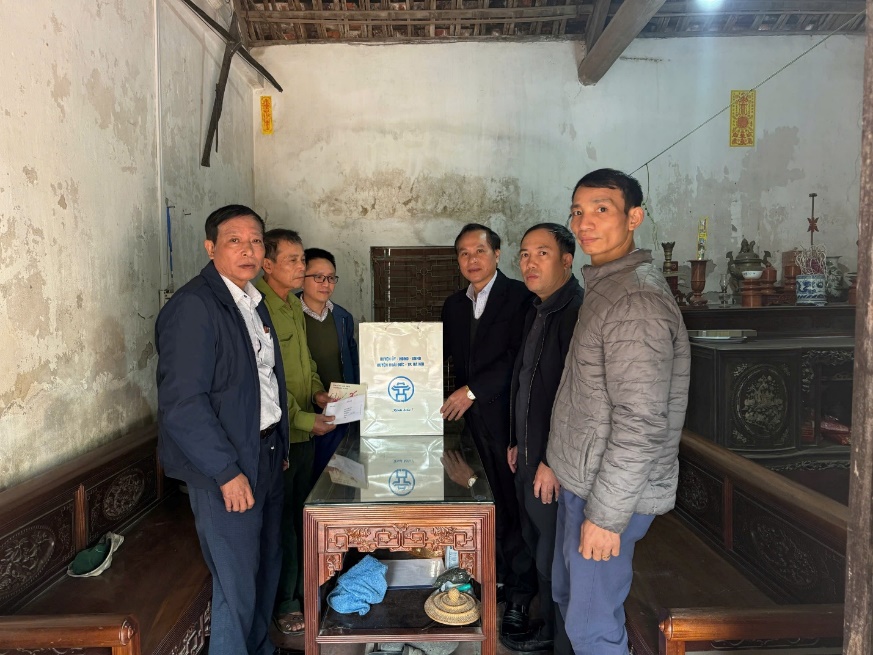 Đồng chí Nguyễn Đăng Sơn – Uỷ viên BTV Huyện uỷ, Trưởng ban Tổ chức Huyện uỷ thăm, tặng quà, chúc tết người có công, các cụ tròn 100 tuổi trên địa bàn xã Kim Chung, Di Trạch- Ảnh 2.