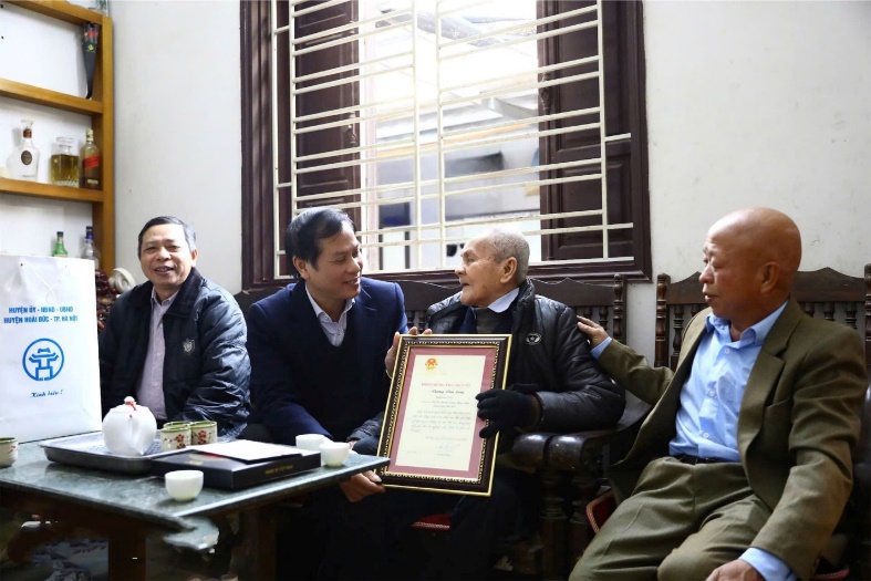 Đồng chí Nguyễn Đăng Sơn – Uỷ viên BTV Huyện uỷ, Trưởng ban Tổ chức Huyện uỷ thăm, tặng quà, chúc tết người có công, các cụ tròn 100 tuổi trên địa bàn xã Kim Chung, Di Trạch- Ảnh 3.