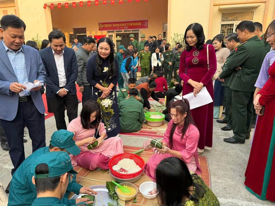 Chương trình “ Xuân chung tay đoàn kết- Tết thắm tình quân dân”- Ảnh 2.