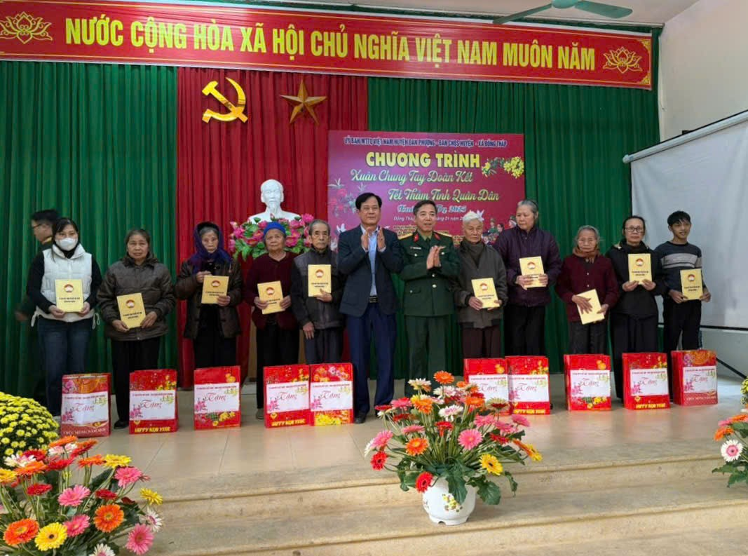 Chương trình “ Xuân chung tay đoàn kết- Tết thắm tình quân dân”- Ảnh 4.