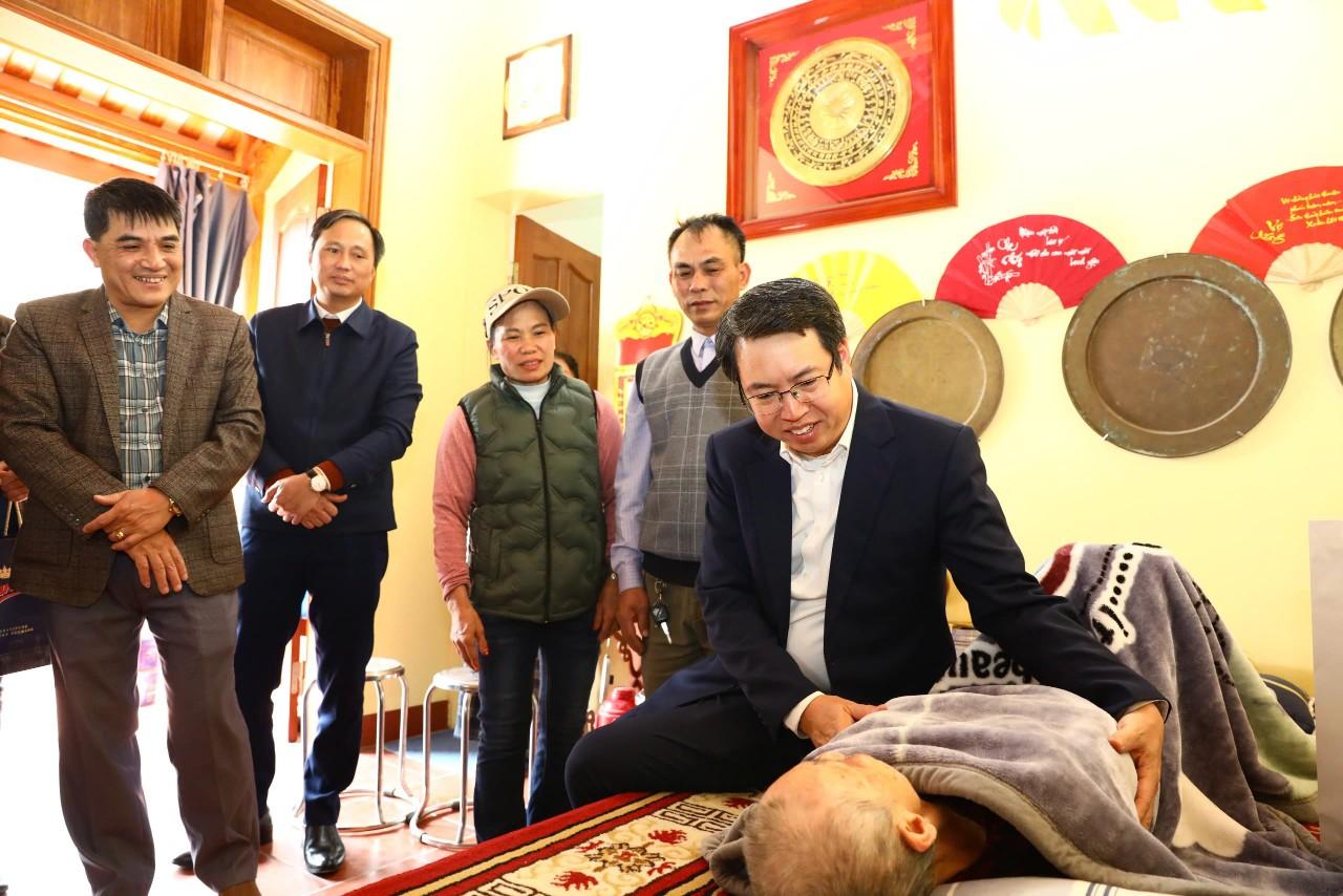 Chủ tịch UBND huyện Hoài Đức Nguyễn Hoàng Trường thăm, tặng quà đối tượng chính sách tiêu biểu tại xã Song Phương nhân dịp Tết Nguyên đán Ất tỵ 2025- Ảnh 2.