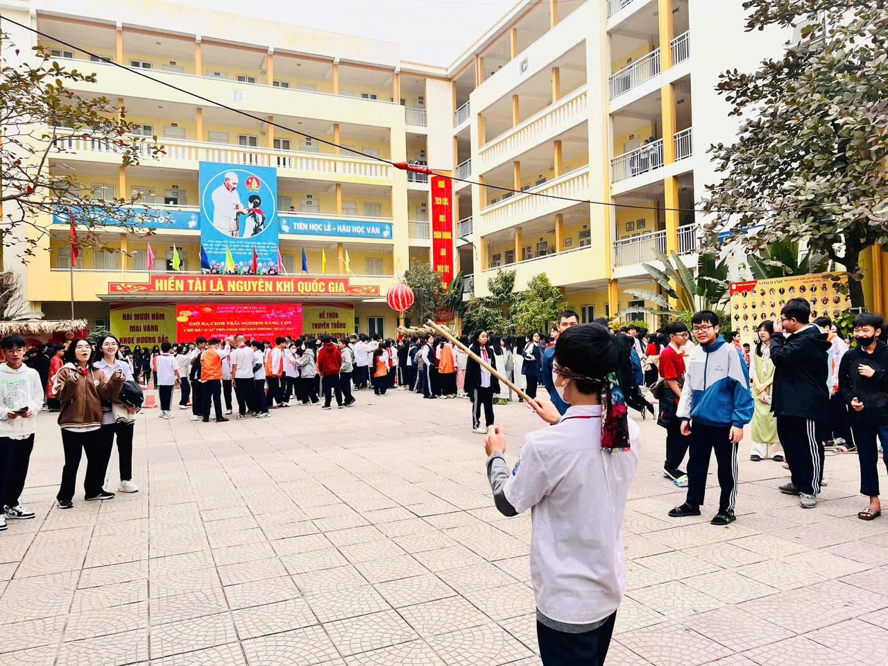 Trường THCS Mai Động sôi nổi tổ chức chương trình “Các trò chơi dân gian truyền thống ngày Tết "- Ảnh 1.