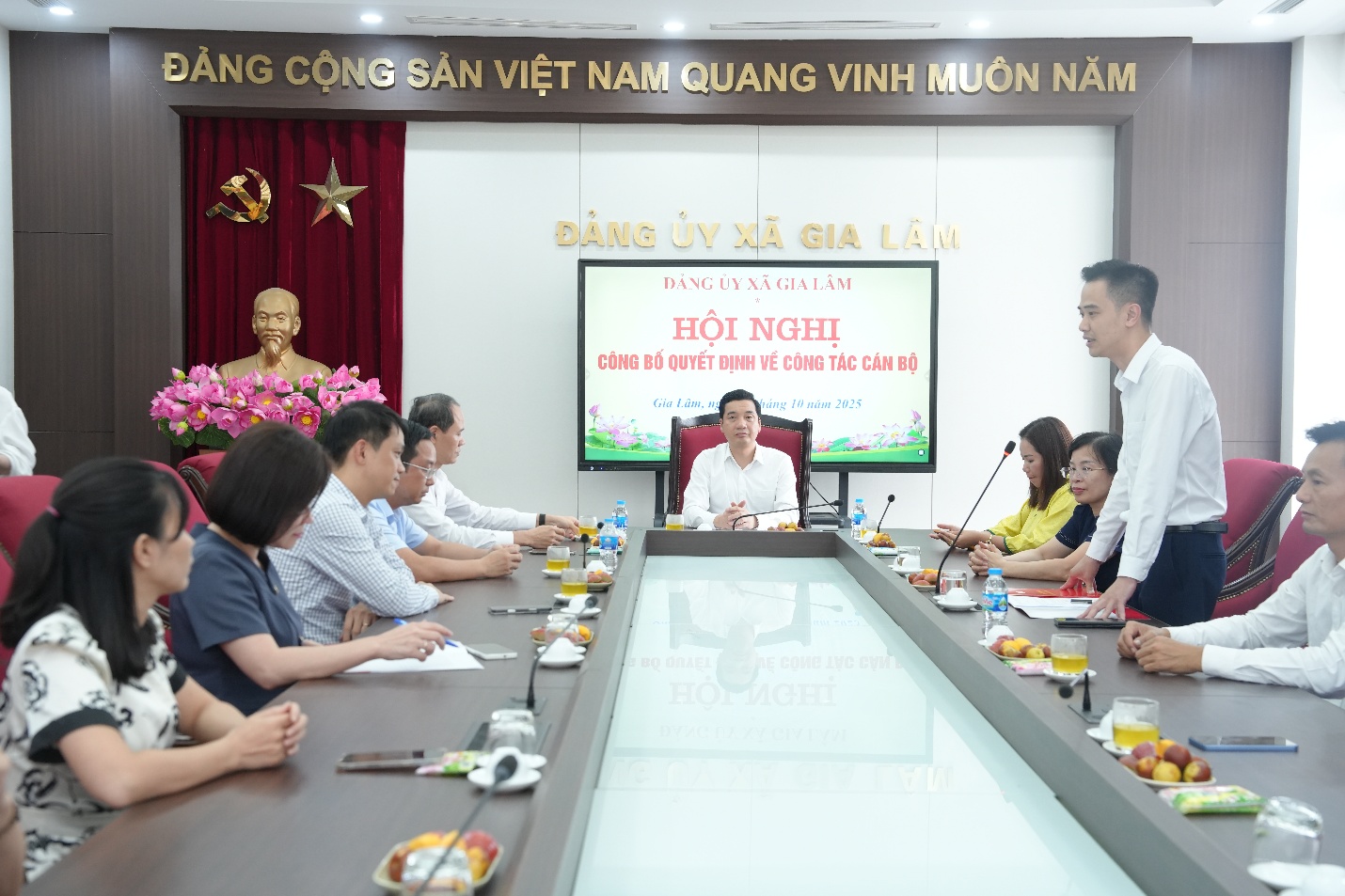 ĐẢNG ỦY XÃ GIA LÂM CÔNG BỐ CÁC QUYẾT ĐỊNH VỀ CÔNG TÁC CÁN BỘ- Ảnh 1.