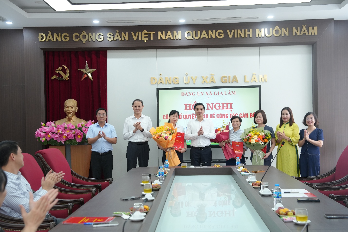 ĐẢNG ỦY XÃ GIA LÂM CÔNG BỐ CÁC QUYẾT ĐỊNH VỀ CÔNG TÁC CÁN BỘ- Ảnh 2.