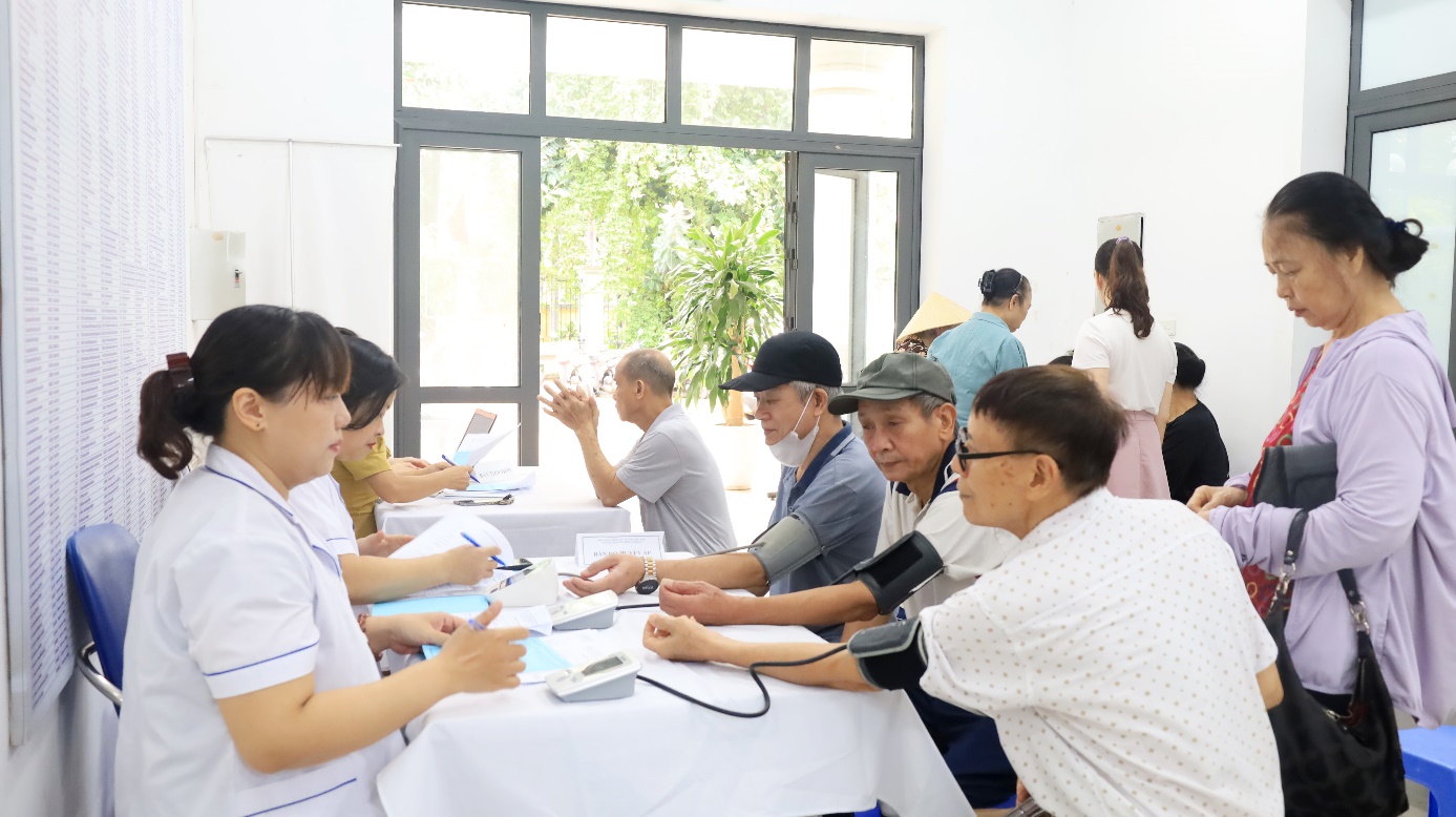 Khương Đình: Tổ chức khám sức khỏe cho người cao tuổi- Ảnh 1.
