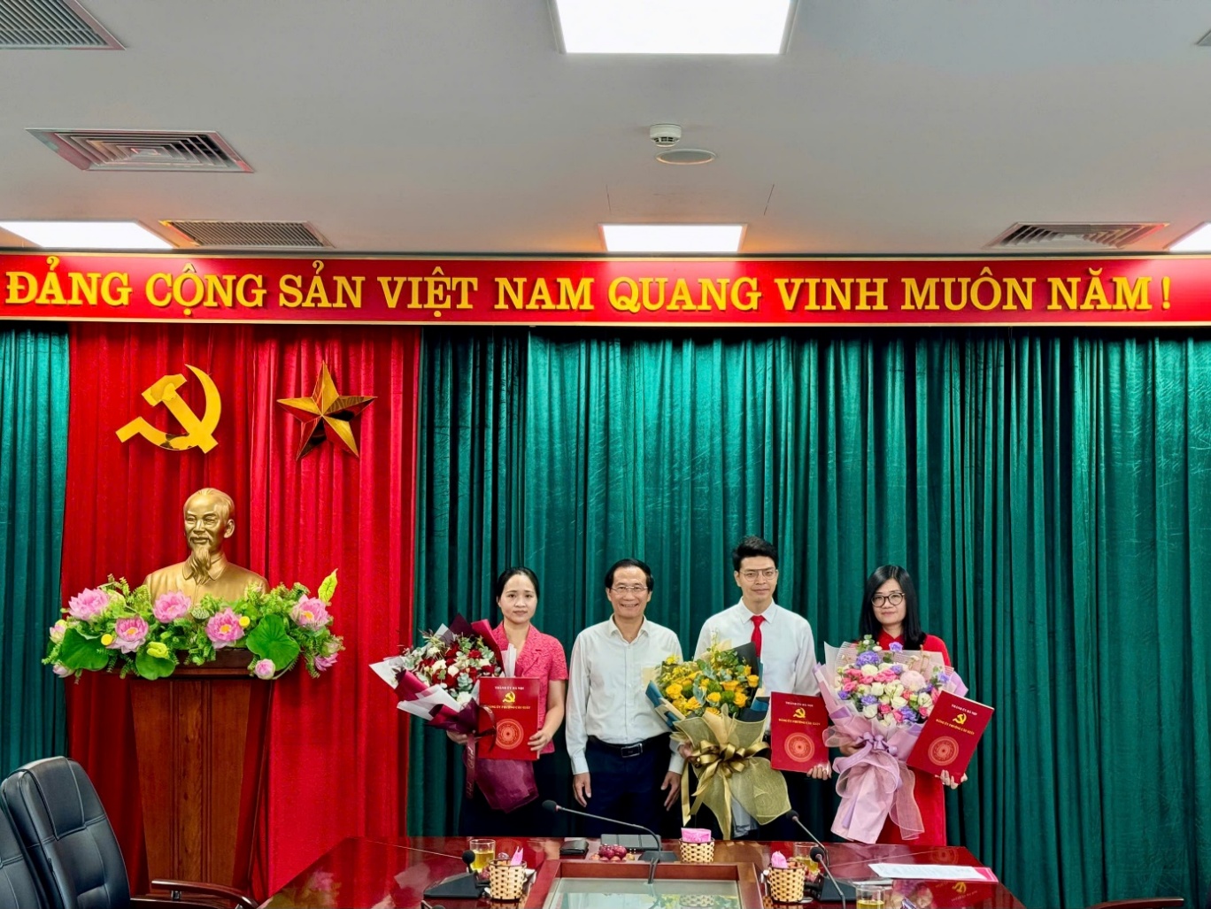 Đảng ủy phường Cầu Giấy tổ chức Hội nghị công bố và trao Quyết định về công tác tổ chức, cán bộ- Ảnh 1.