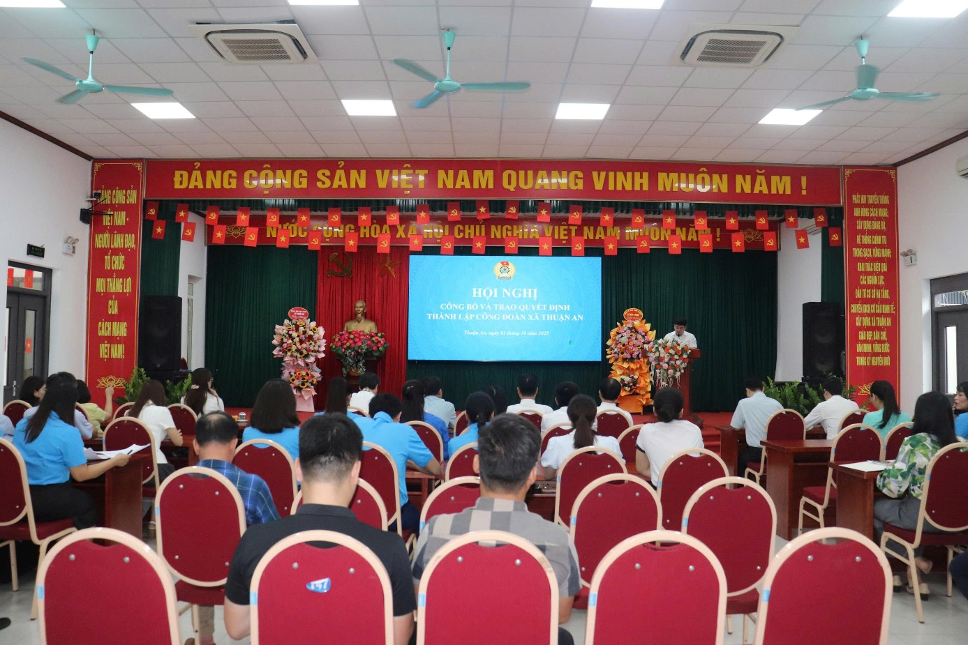 Ảnh có chứa ghế, trang phục, trong nhà, thính phòng  Nội dung do AI tạo ra có thể không chính xác.