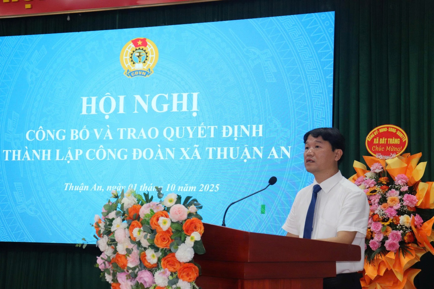 Ảnh có chứa hoa, văn bản, trang phục, Diễn thuyết công cộng  Nội dung do AI tạo ra có thể không chính xác.