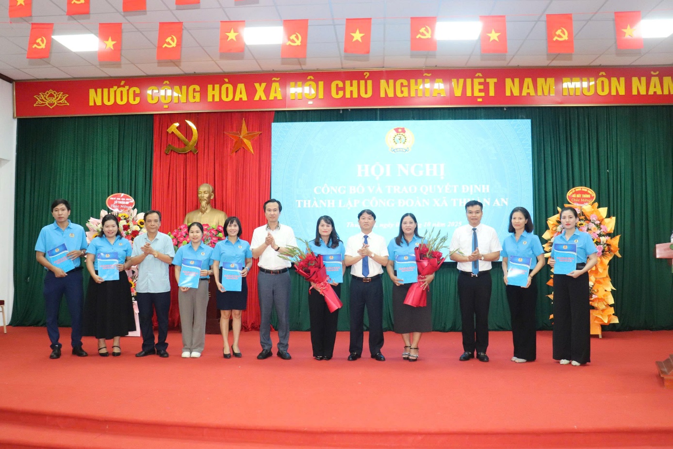 Ảnh có chứa trang phục, người, trong nhà, nhóm  Nội dung do AI tạo ra có thể không chính xác.