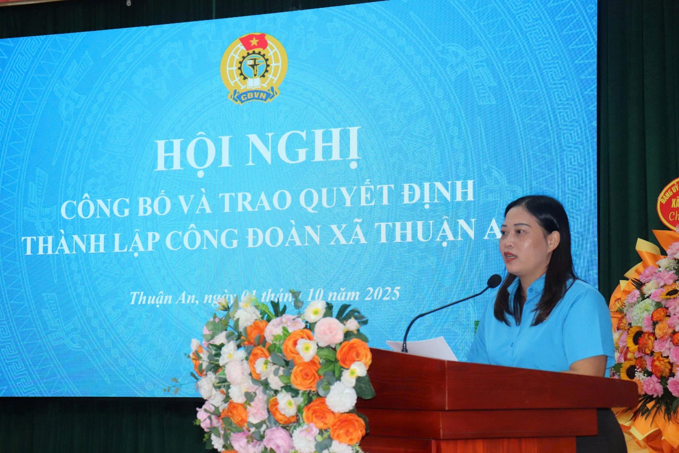 Ảnh có chứa văn bản, hoa, Diễn thuyết công cộng, Bài phát biểu  Nội dung do AI tạo ra có thể không chính xác.