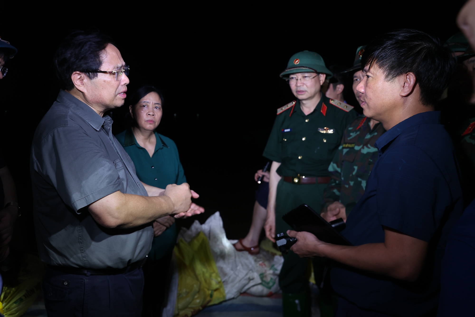 Thủ tướng kiểm tra công tác ứng phó mưa lũ tại khu vực xung yếu của Hà Nội- Ảnh 13.