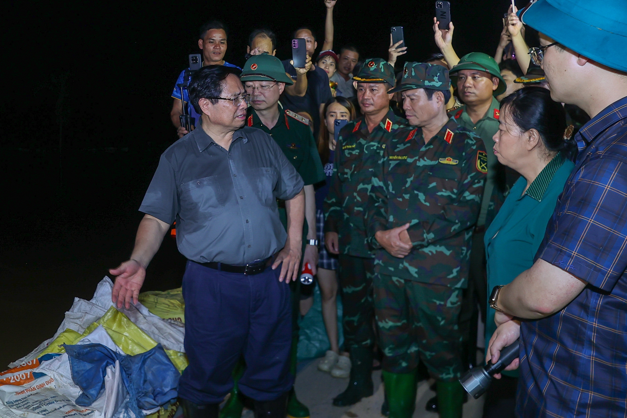 Thủ tướng kiểm tra công tác ứng phó mưa lũ tại khu vực xung yếu của Hà Nội- Ảnh 5.