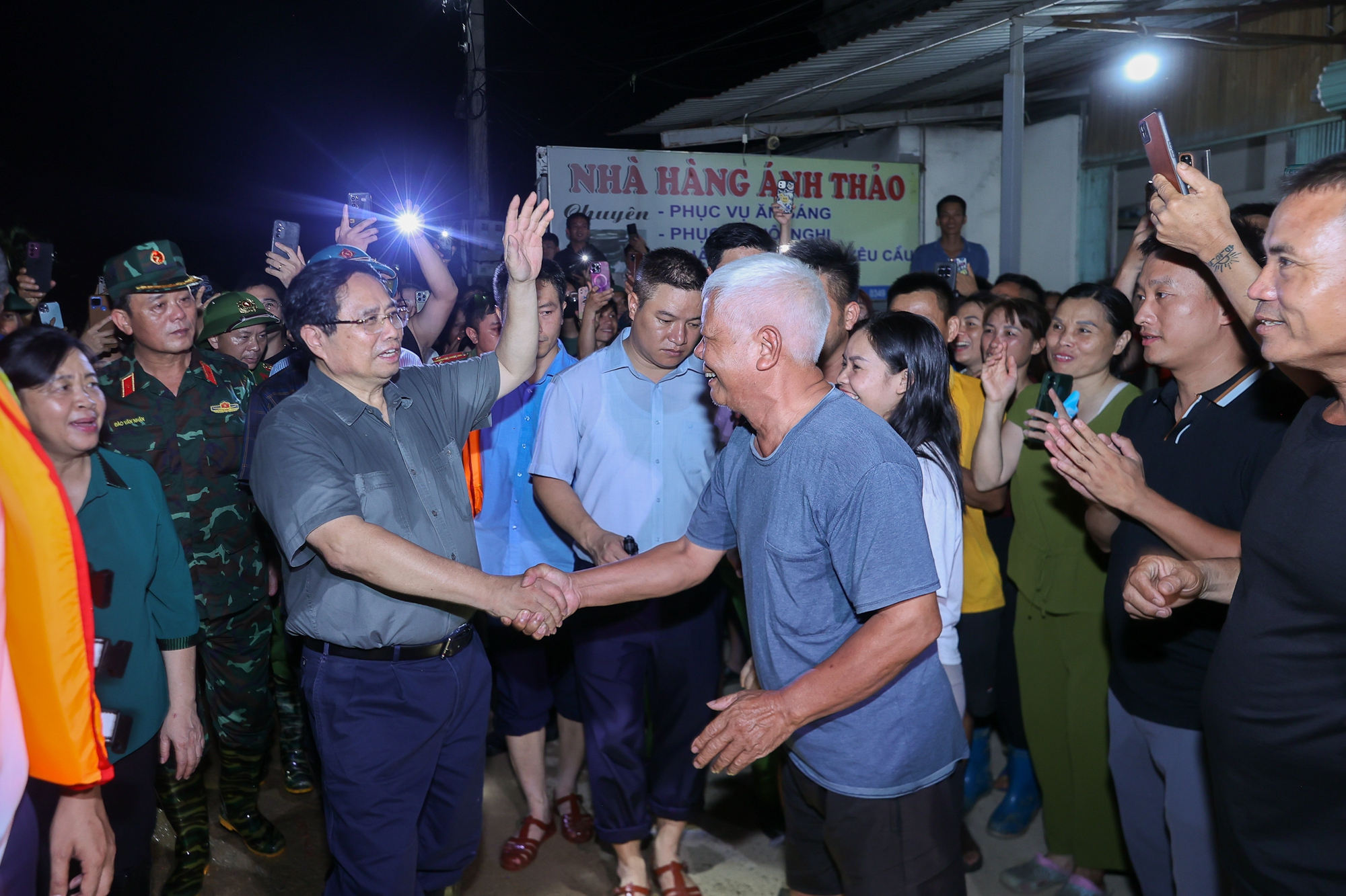 Thủ tướng kiểm tra công tác ứng phó mưa lũ tại khu vực xung yếu của Hà Nội- Ảnh 15.