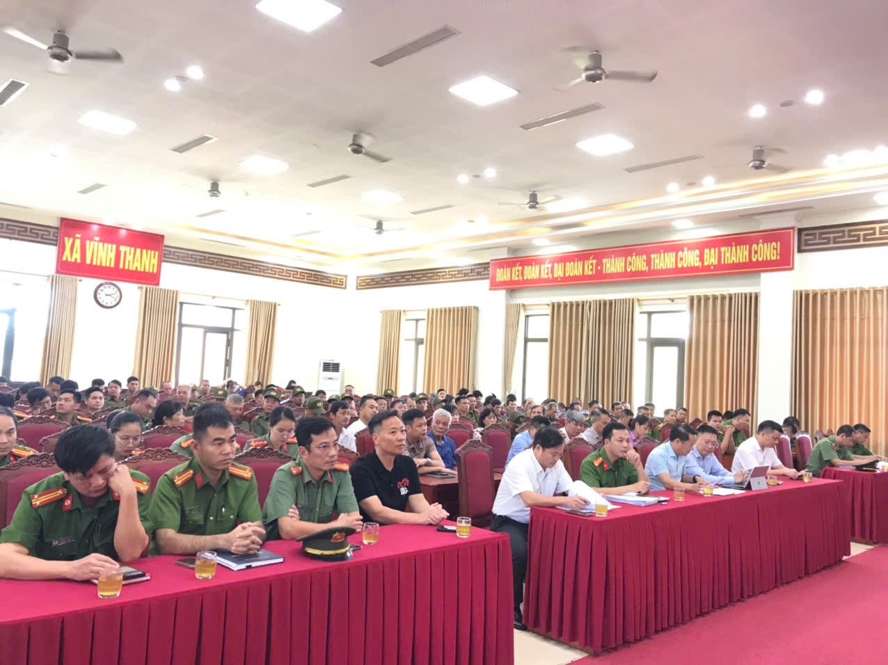 UBND xã Vĩnh Thanh tổ chức hội nghị triển khai các biện pháp xây dựng xã không ma túy; Sơ kết phong trào toàn dân bảo vệ an ninh Tổ Quốc và một năm triển khai lực lượng tham gia bảo vệ an ninh trật tự ở cơ sở.- Ảnh 2.