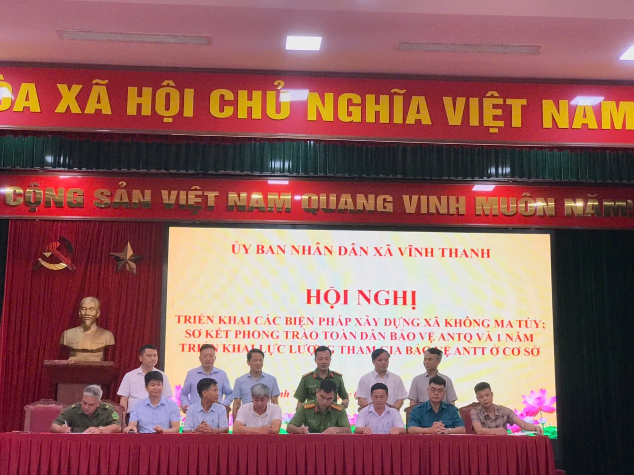 UBND xã Vĩnh Thanh tổ chức hội nghị triển khai các biện pháp xây dựng xã không ma túy; Sơ kết phong trào toàn dân bảo vệ an ninh Tổ Quốc và một năm triển khai lực lượng tham gia bảo vệ an ninh trật tự ở cơ sở.- Ảnh 3.