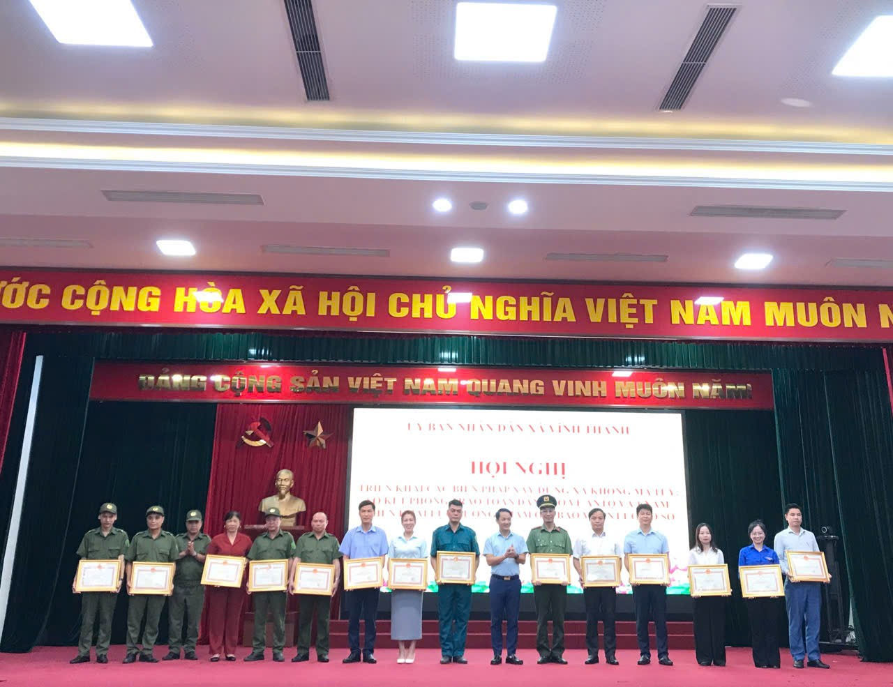 UBND xã Vĩnh Thanh tổ chức hội nghị triển khai các biện pháp xây dựng xã không ma túy; Sơ kết phong trào toàn dân bảo vệ an ninh Tổ Quốc và một năm triển khai lực lượng tham gia bảo vệ an ninh trật tự ở cơ sở.- Ảnh 6.