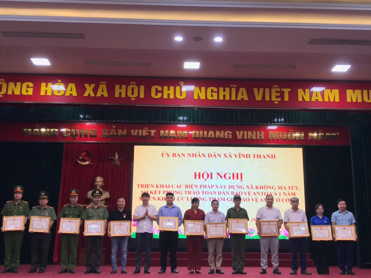 UBND xã Vĩnh Thanh tổ chức hội nghị triển khai các biện pháp xây dựng xã không ma túy; Sơ kết phong trào toàn dân bảo vệ an ninh Tổ Quốc và một năm triển khai lực lượng tham gia bảo vệ an ninh trật tự ở cơ sở.- Ảnh 7.