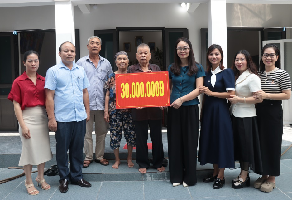 Xã Mỹ Đức bàn giao kinh phí hỗ trợ xây, sửa nhà ở cho người có công và thân nhân liệt sỹ- Ảnh 2.