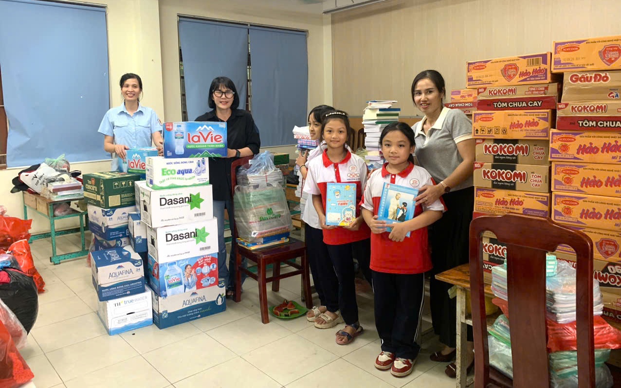 Ảnh: cô trò trường TH Cao Viên 2