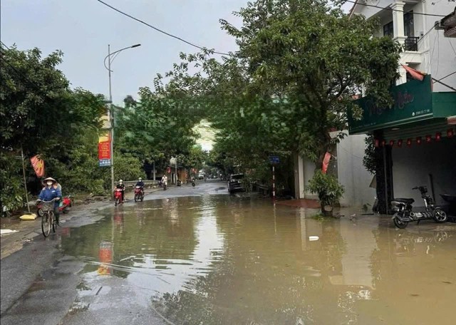 Khẩn trương hỗ trợ y tế khắc phục hậu quả của bão, lũ, ngập lụt, đảm bảo an toàn tính mạnh, sức khỏe của người dân- Ảnh 1.