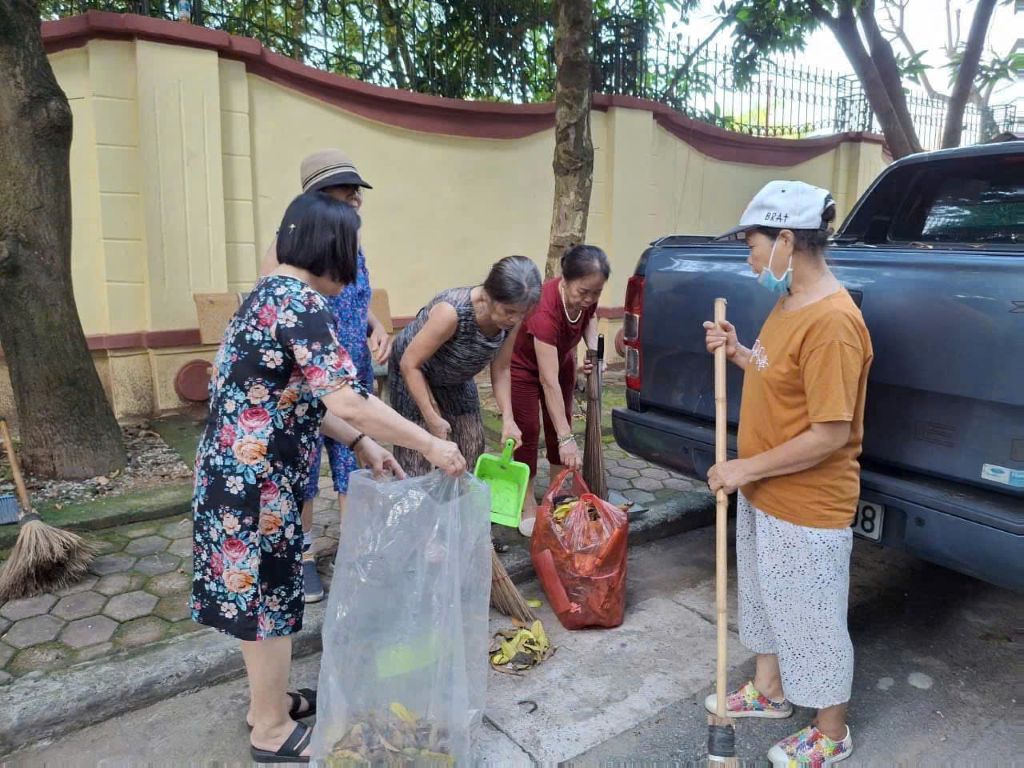 Chùm ảnh: phường Phương Liệt duy trì ra quân tổng vệ sinh môi trường vào sáng thứ Bảy hàng tuần chào mừng Đại hội đại biểu Đảng bộ thành phố Hà Nội lần thứ XVIII- Ảnh 4.