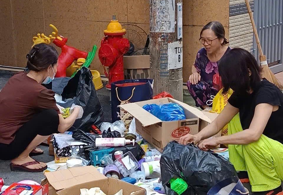 Chùm ảnh: phường Phương Liệt duy trì ra quân tổng vệ sinh môi trường vào sáng thứ Bảy hàng tuần chào mừng Đại hội đại biểu Đảng bộ thành phố Hà Nội lần thứ XVIII- Ảnh 6.