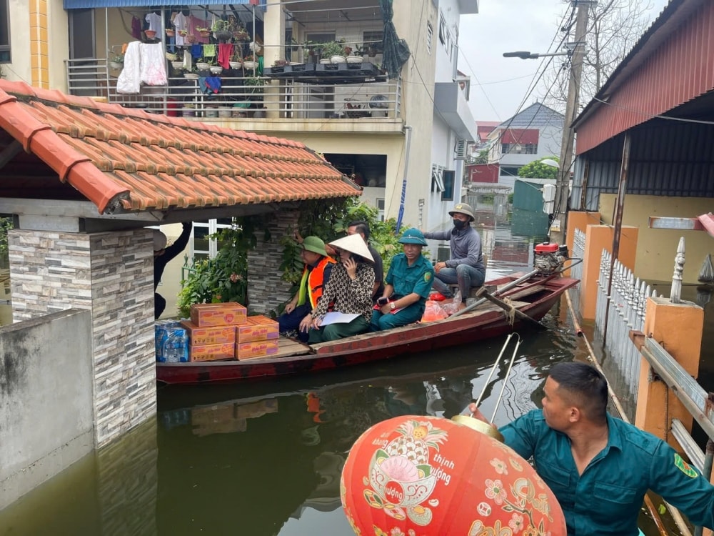 Xã Tiến Thắng hỗ trợ người dân khắc phục hậu quả mưa lũ- Ảnh 2.