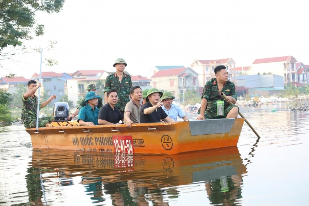 Xã Tiến Thắng hỗ trợ người dân khắc phục hậu quả mưa lũ- Ảnh 1.