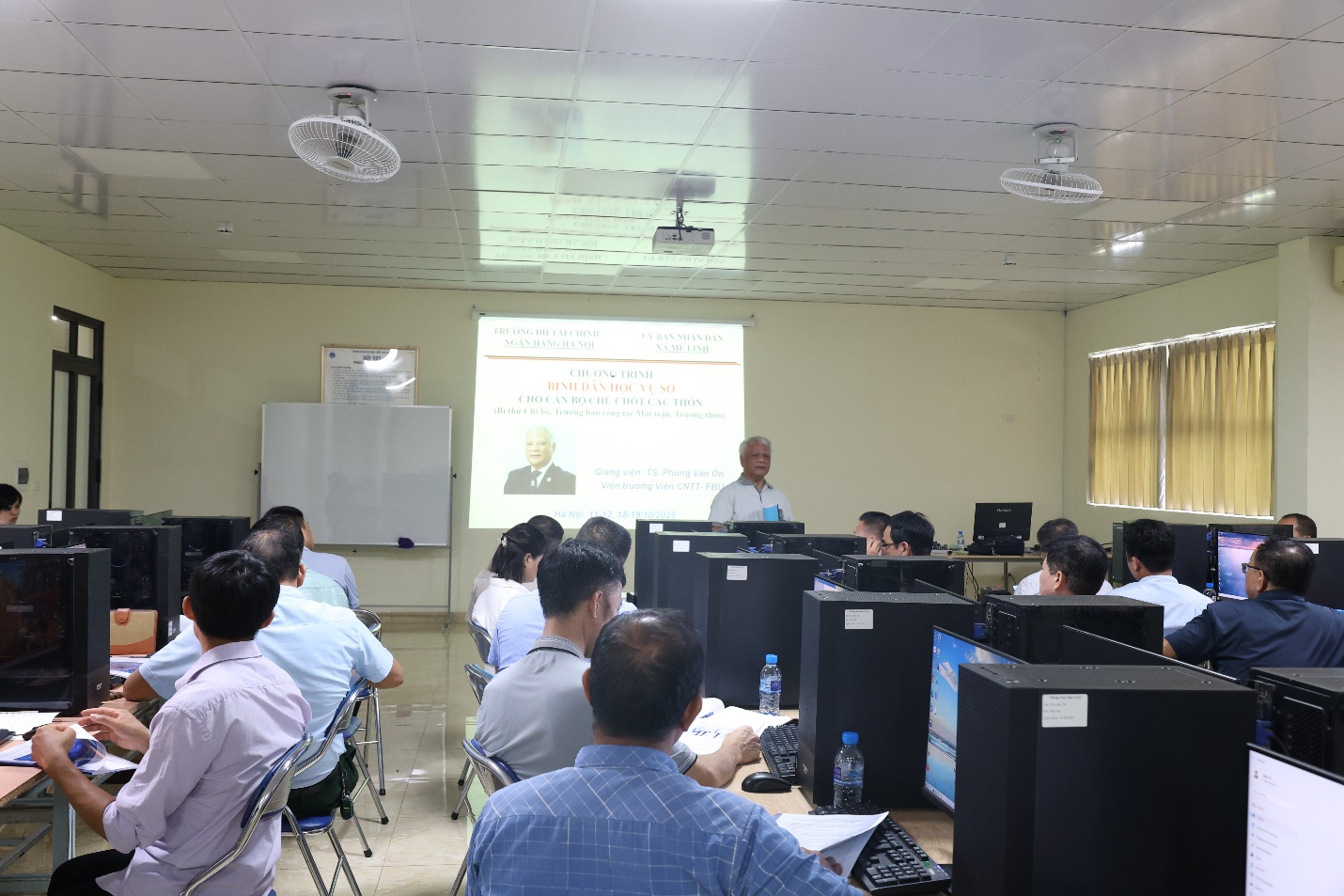 Mê Linh khai giảng lớp bồi dưỡng "Bình dân học vụ số": Đưa Trí tuệ nhân tạo AI và kỹ năng số tới từng cán bộ cơ sở- Ảnh 3.