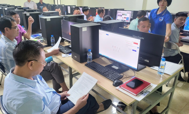 Mê Linh khai giảng lớp bồi dưỡng "Bình dân học vụ số": Đưa Trí tuệ nhân tạo AI và kỹ năng số tới từng cán bộ cơ sở- Ảnh 5.
