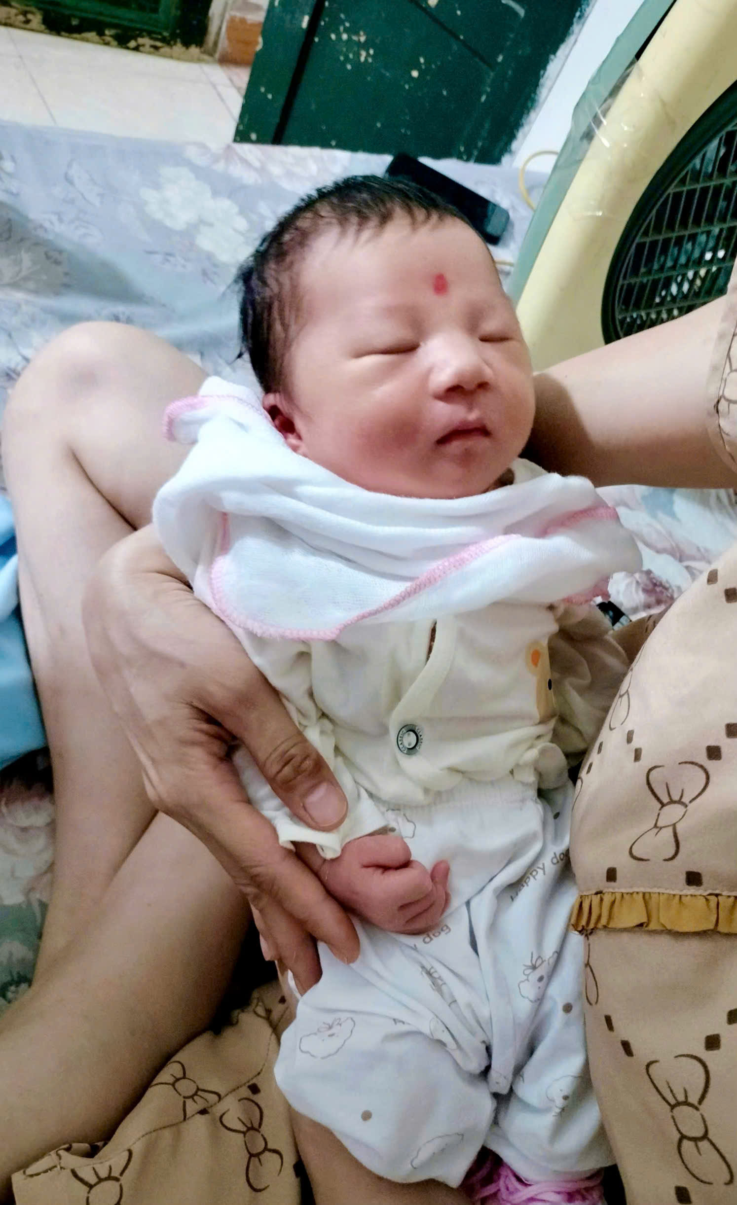 Bé trai kháu khỉnh bị bỏ rơi cùng lá thư “cam kết” không quay lại tìm con tại xã Nam Phù