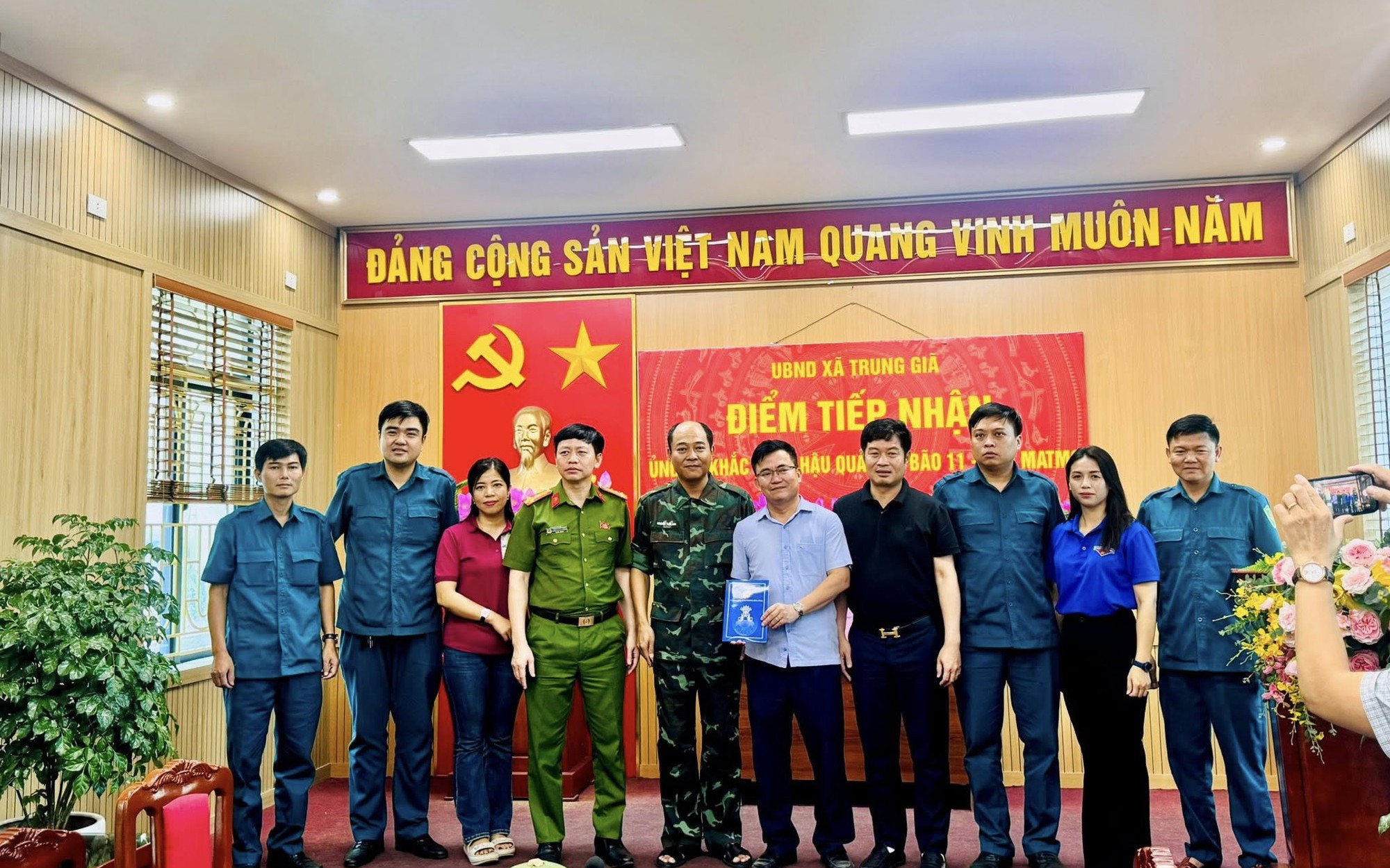 Phường Định Công san sẻ khó khăn cùng nhân dân xã Trung Giã và Đa phúc sau bão số 11 (Matmo)