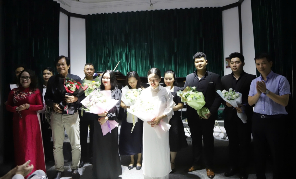 Nhạc sĩ Dương Thụ đưa âm nhạc thính phòng trình diễn tại biệt thự cổ số 49 Trần Hưng Đạo- Ảnh 1.