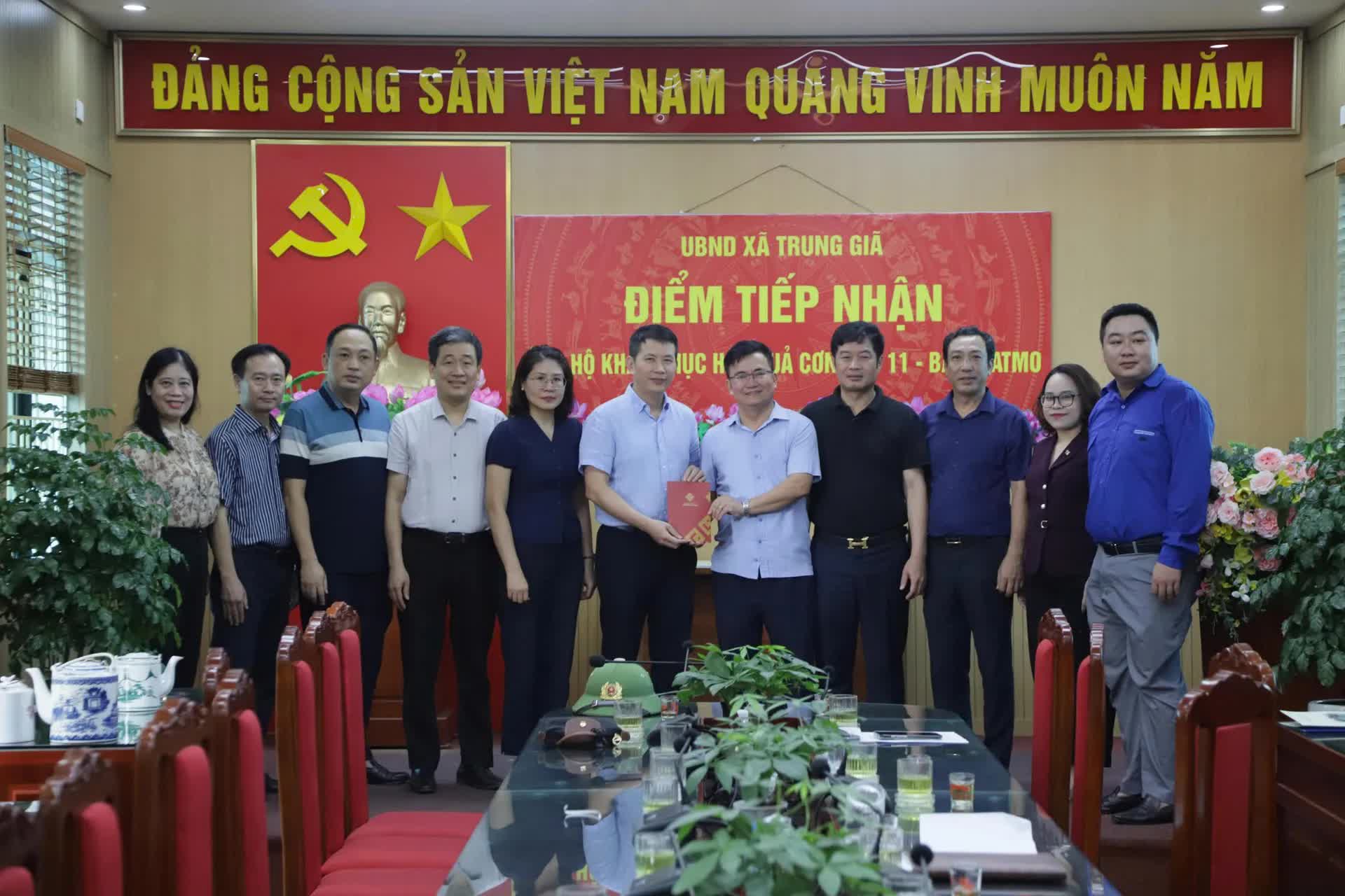 Phường Cửa Nam: trao quà hỗ trợ người dân bị ảnh hưởng mưa lũ- Ảnh 1.