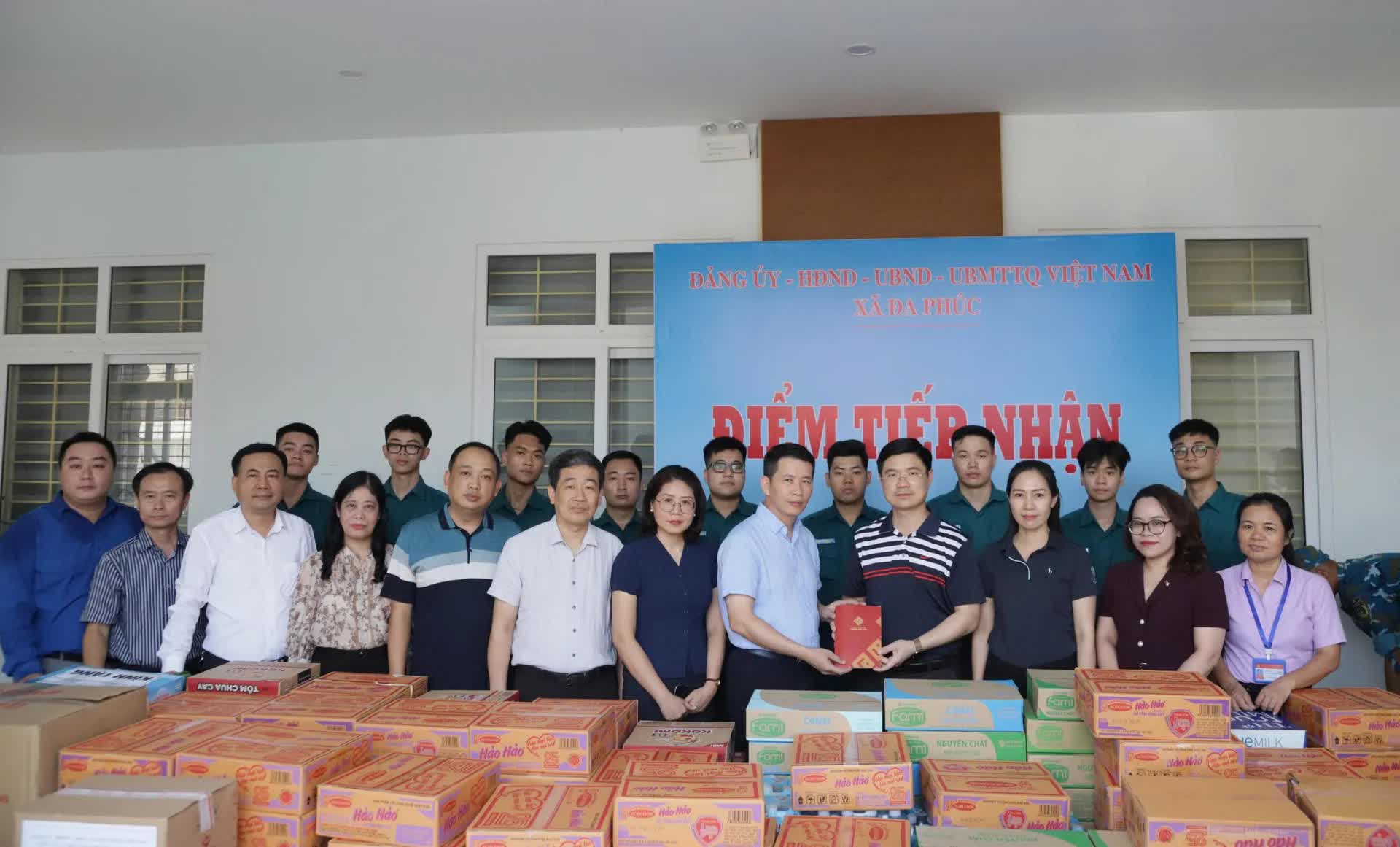Phường Cửa Nam: trao quà hỗ trợ người dân bị ảnh hưởng mưa lũ- Ảnh 2.