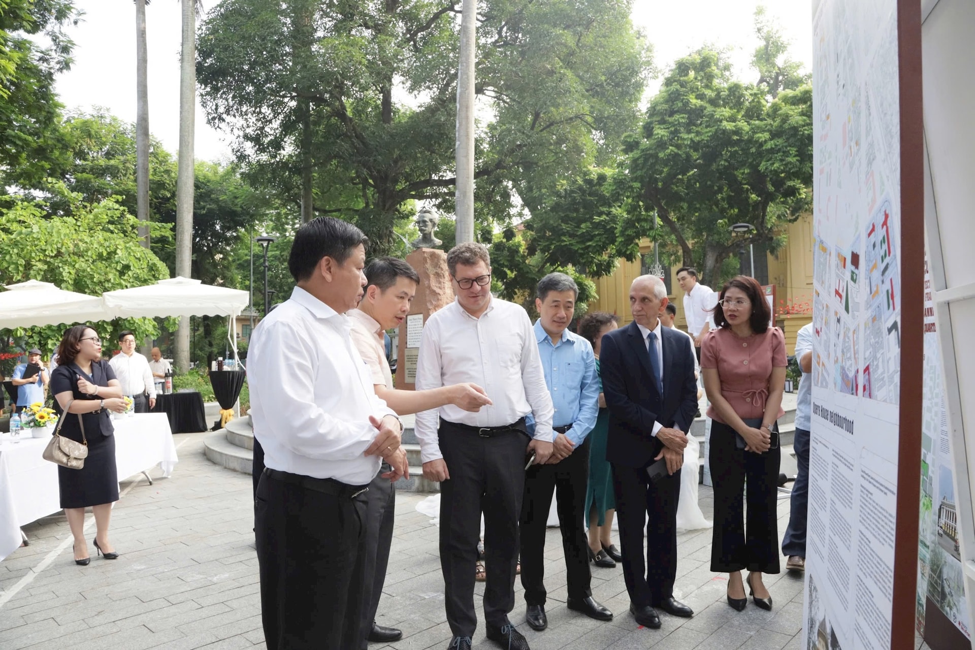 Cửa Nam: Trưng bày quy hoạch kiến trúc khu phố cũ tại vườn hoa Tao Đàn- Ảnh 4.