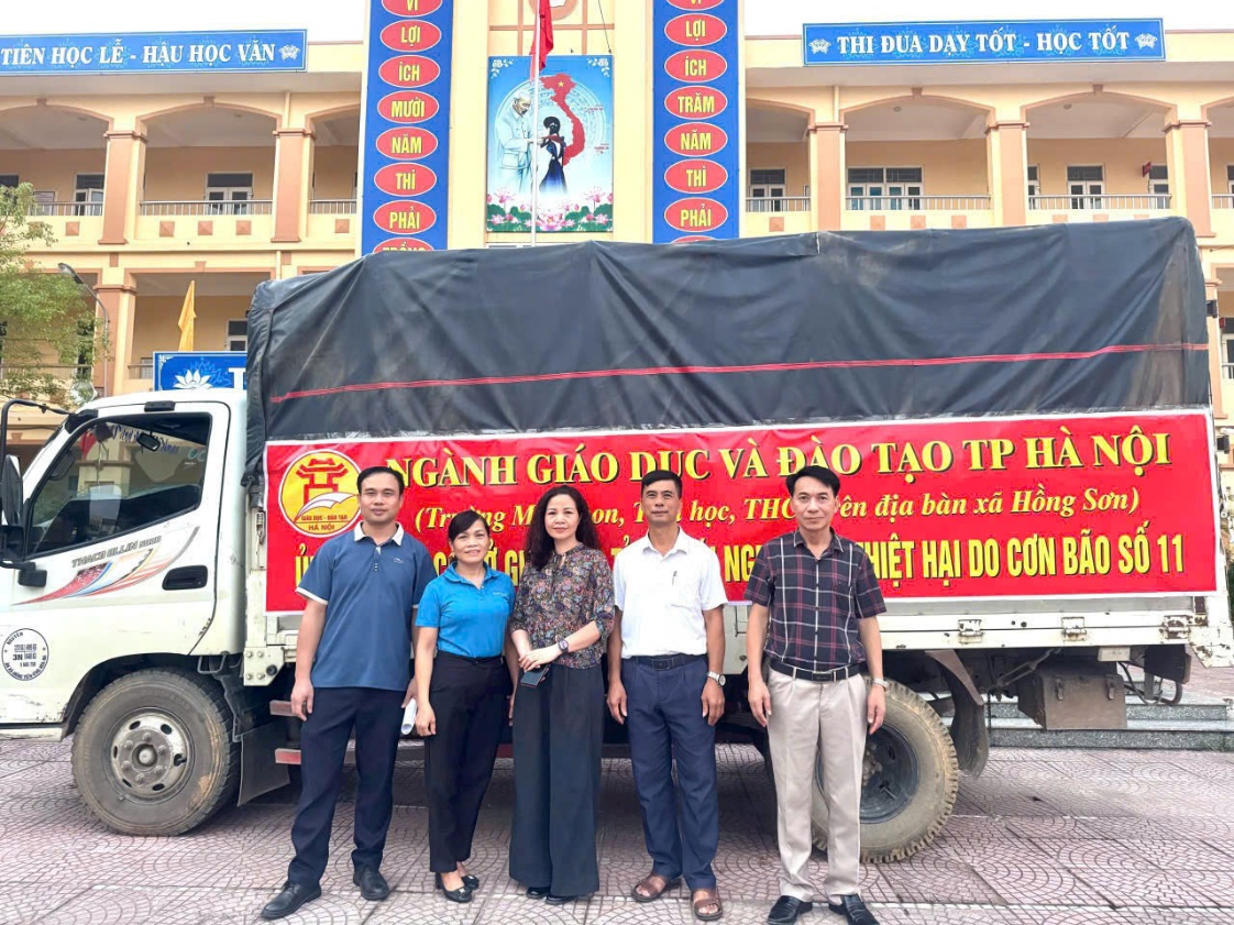 5 tấn nhu yếu phẩm và vật dụng học tập từ ngành Giáo dục xã Hồng Sơn tiếp sức học sinh tỉnh Thái Nguyên- Ảnh 1.