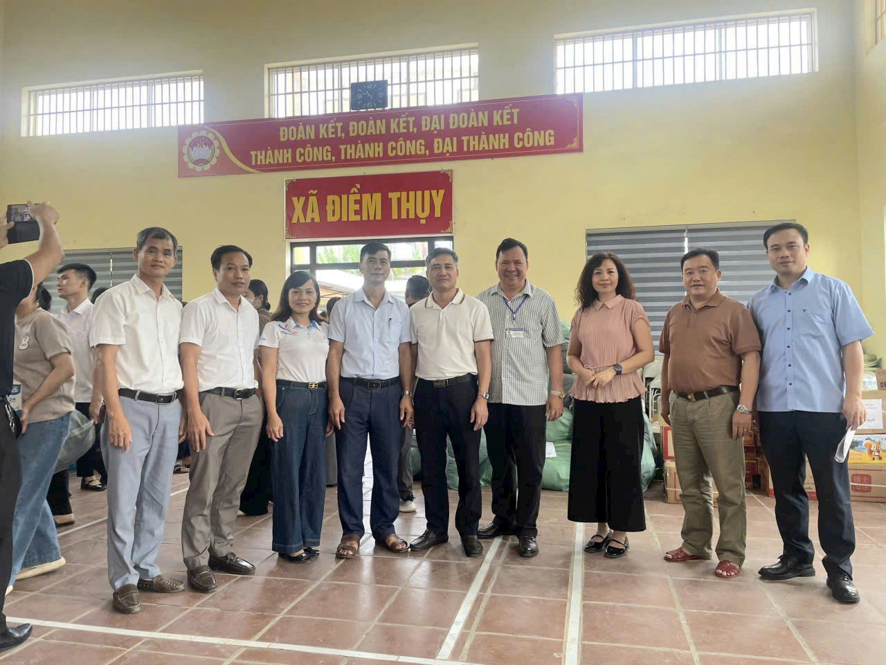 5 tấn nhu yếu phẩm và vật dụng học tập từ ngành Giáo dục xã Hồng Sơn tiếp sức học sinh tỉnh Thái Nguyên- Ảnh 3.