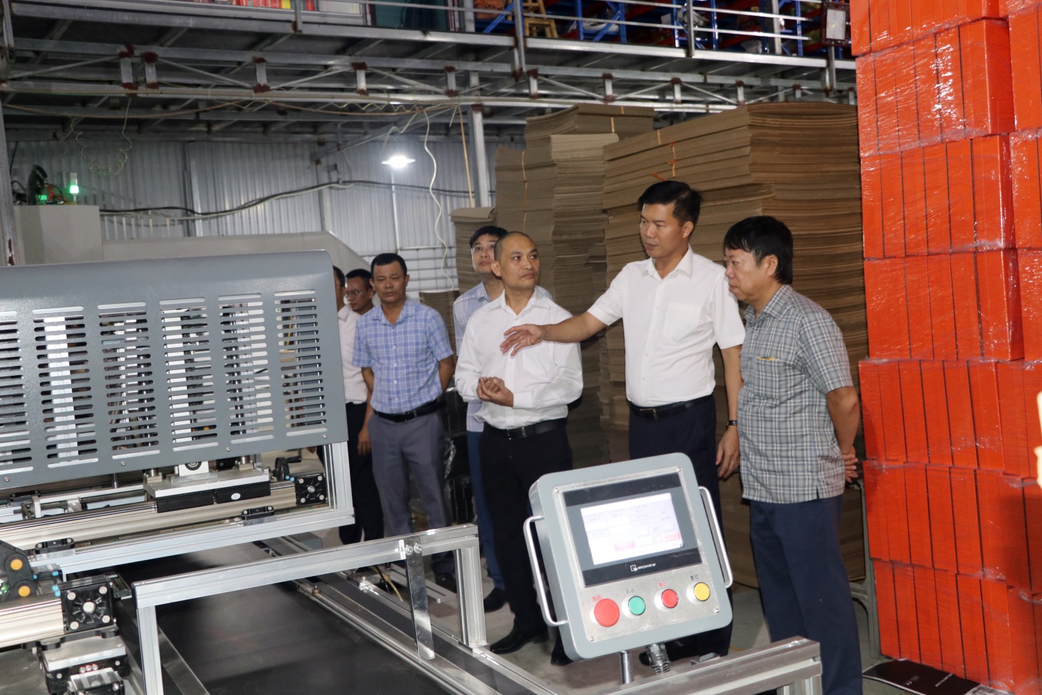 Đảng ủy, HĐND, UBND, UBMTTQ Việt Nam xã Trần Phú thăm và tặng hoa chúc mừng doanh nhân tiêu biểu trên địa bàn- Ảnh 4.