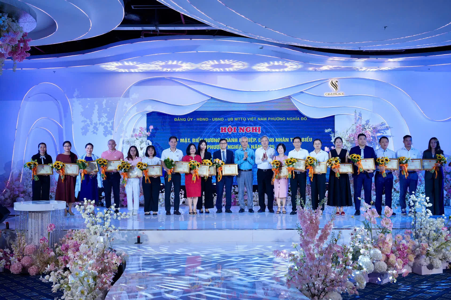 Phường Nghĩa Đô biểu dương 39 doanh nghiệp, doanh nhân tiêu biểu nhân kỷ niệm 21 năm ngày doanh nhân Việt Nam- Ảnh 2.