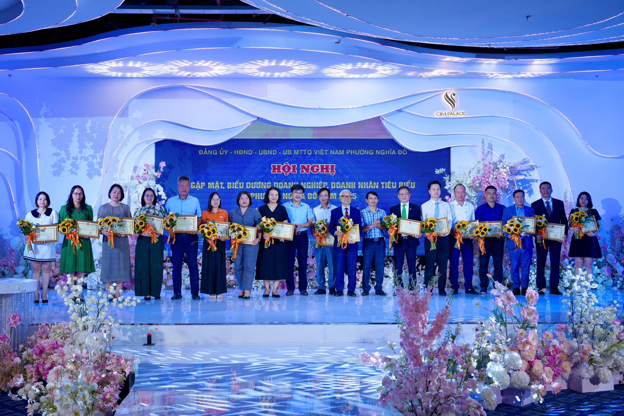 Phường Nghĩa Đô biểu dương 39 doanh nghiệp, doanh nhân tiêu biểu nhân kỷ niệm 21 năm ngày doanh nhân Việt Nam- Ảnh 3.