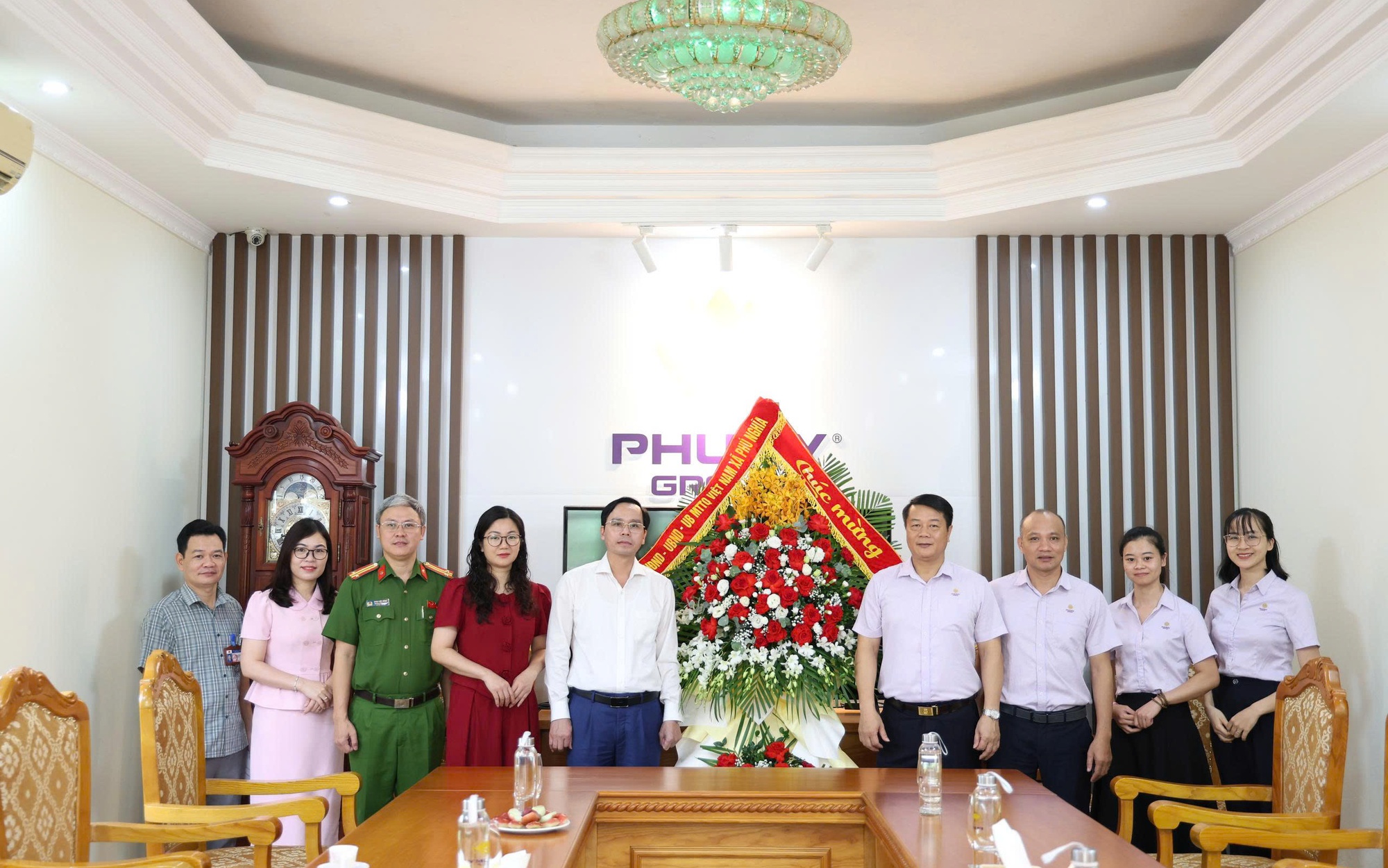 Đảng ủy – HĐND – UBND - Ủy ban MTTQ Việt Nam xã Phú Nghĩa chúc mừng một số Công ty, Doanh nghiệp trên địa bàn xã nhân dịp kỷ niệm Ngày Doanh nhân Việt Nam 13/10