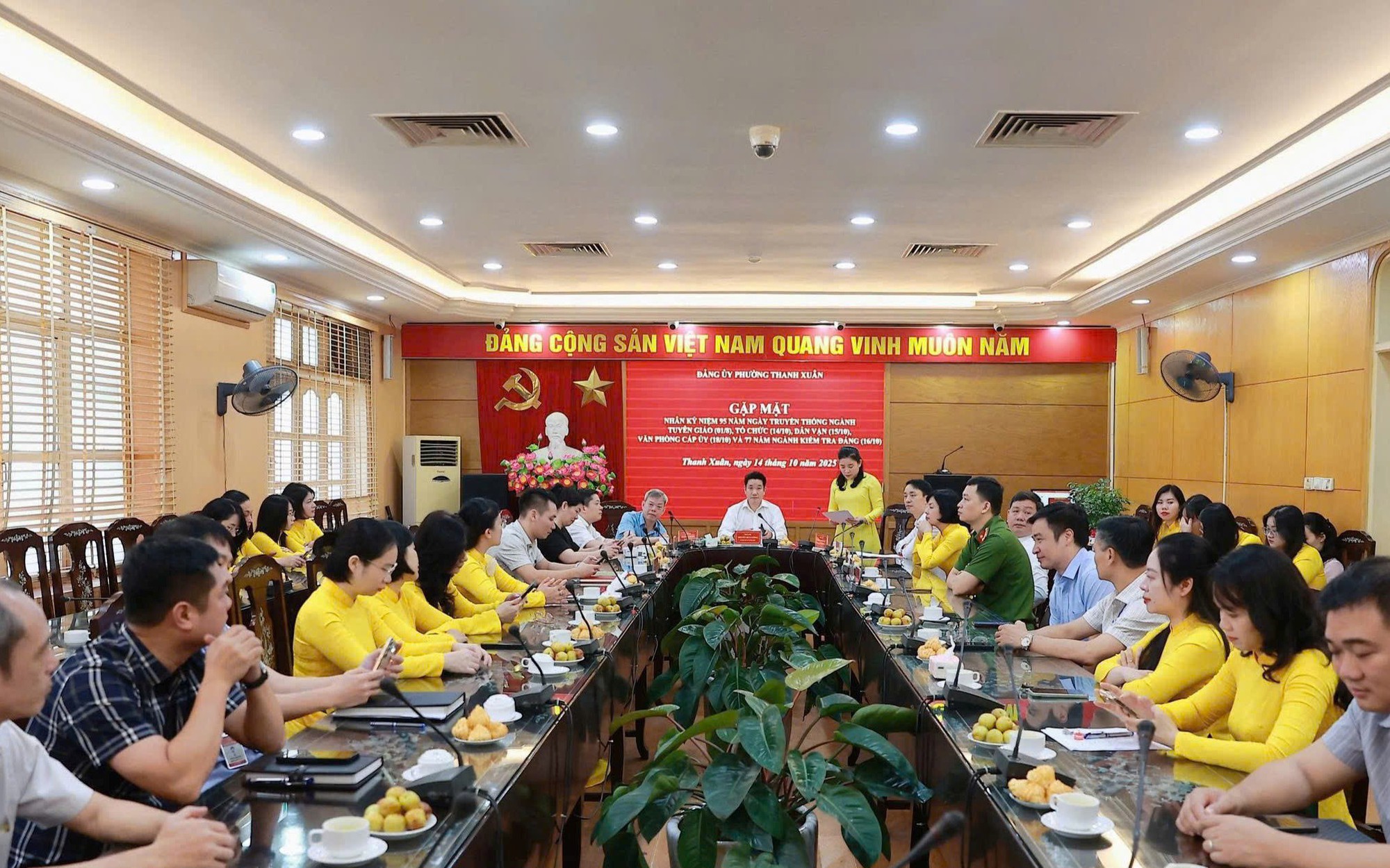 Đồng chí Trần Thị Thu Hà - Phó Bí thư Thường trực Đảng ủy đọc diễn văn kỷ niệm 95 năm Ngày truyền thống các Ban xây dựng Đảng và Văn phòng cấp ủy