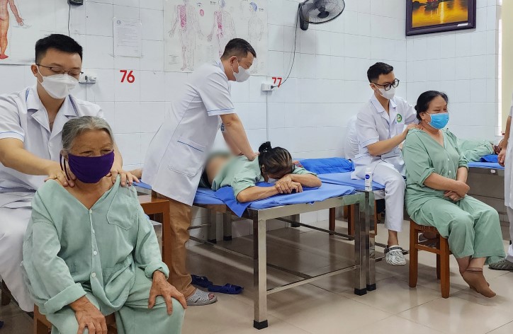 Tăng cường chăm sóc người bệnh, chủ động phòng, chống nắng nóng- Ảnh 1.