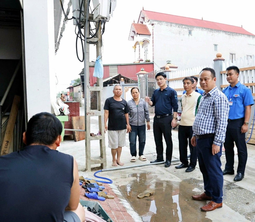 Xã Đa Phúc - Lãnh đạo thăm hỏi, động viên và tặng quà hộ dân bị ngập lụt!