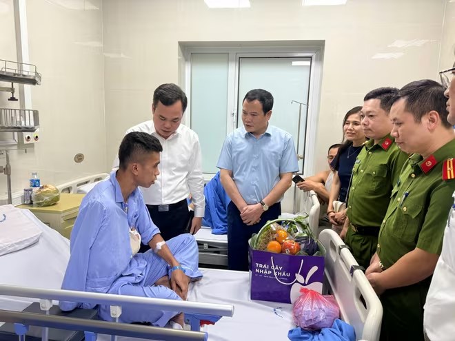 THĂM, ĐỘNG VIÊN CHIẾN SỸ CẢNH SÁT PHÒNG CHÁY, CHỮA CHÁY BỊ THƯƠNG TRONG KHI LÀM NHIỆM VỤ- Ảnh 1.