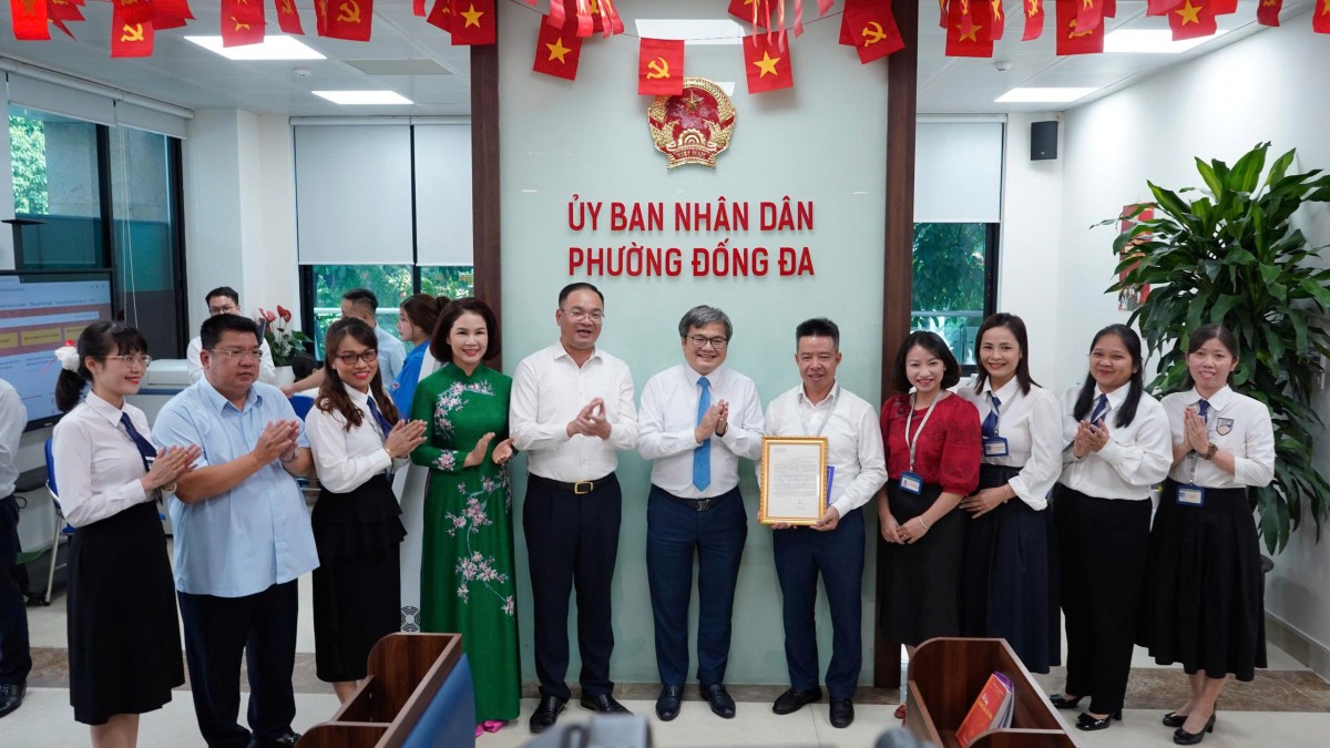 Phường Đống Đa làm chủ công nghệ, gần 80% hồ sơ hành chính giải quyết trực tuyến- Ảnh 1.
